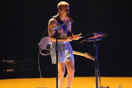 'Việc Justin Bieber mặc quần đùi diễn Grammy là tự phát'