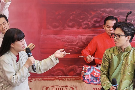 Nghệ sĩ Mai Tuyết Hoa hát xẩm cùng con trai Gen Z