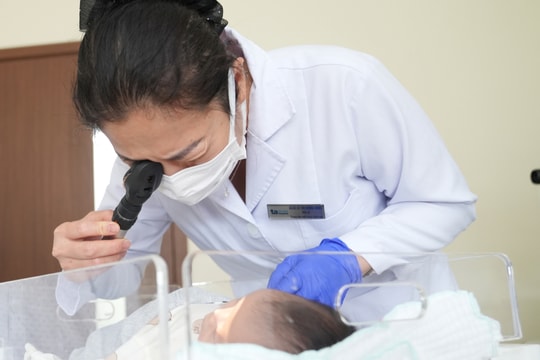 Vì sao trẻ loạn thị bẩm sinh dù không di truyền?