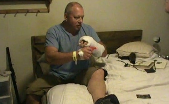 Bất thường của người chồng sau vụ 'súng cướp cò' bắn chết vợ trên giường