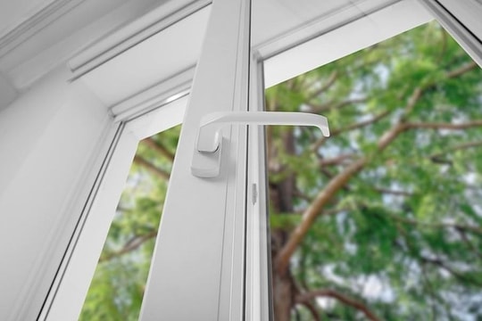 Thiếu nữ ngã khi trèo cửa sổ đi hẹn hò, gia đình kiện bạn trai