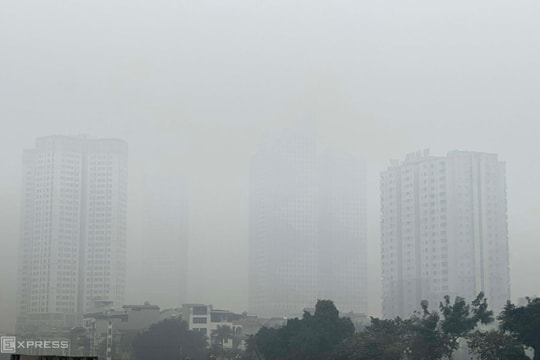 Sương mù dày kèm ô nhiễm bao trùm Hà Nội
