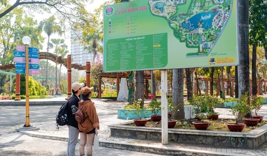 Những điểm đến vang bóng một thời: Đầm Sen - nốt trầm giữa kỳ nghỉ lễ