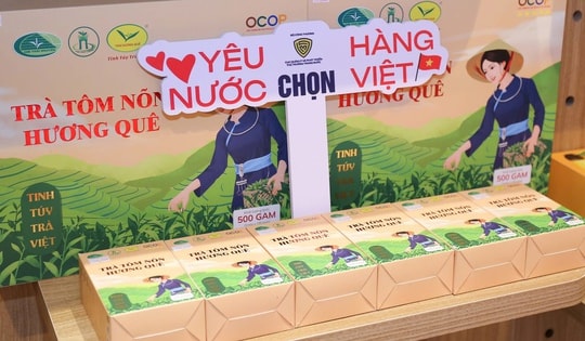 Giữa phố "hàng hiệu" Hà Nội, hàng Việt lên kệ mùa Tết