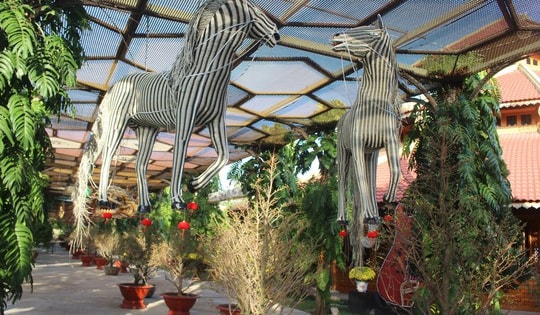 Cận cảnh dàn linh vật ngựa đang bay ở Khánh Hòa