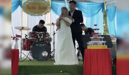 Chú rể 33 tuổi cưới vợ 65 tuổi, nhan sắc cô dâu khiến quan khách ngỡ ngàng