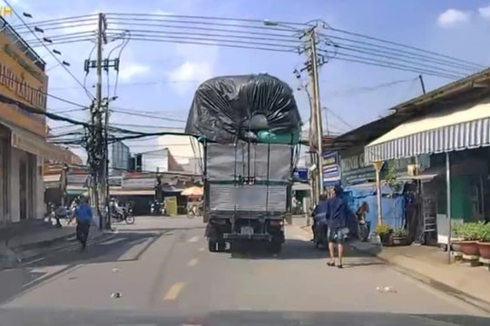 TP Hồ Chí Minh: Phạt hơn 10 triệu đồng xe tải chở hàng vượt chiều cao, tiềm ẩn tai nạn