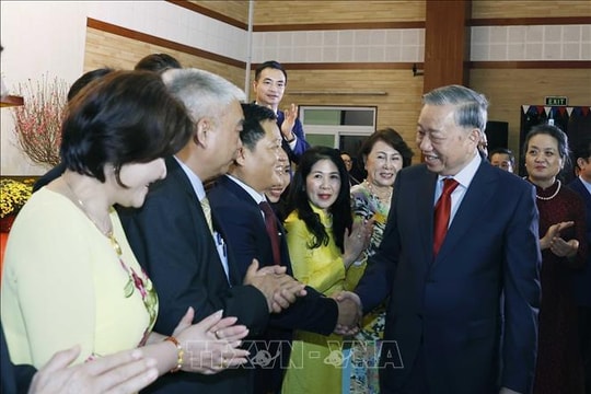 Tổng Bí thư Tô Lâm gặp gỡ cán bộ Đại sứ quán và cộng đồng người Việt tại Campuchia
