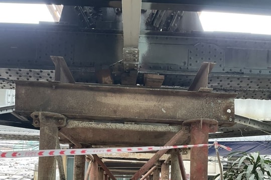 Cầu Long Biên gặp sự cố nghiêm trọng phải phong toả giao thông