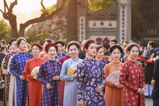 Cuối tuần trẩy hội Bách Hoa Bộ Hành, thẩm vị đặc sản Tết và mua sắm thả ga ở Hội chợ Mùa Xuân