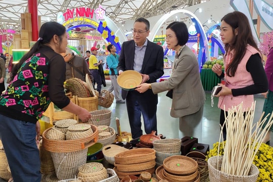 Nhiều tổ chức, đoàn nước ngoài tham quan và đánh giá cao Hội chợ Mùa Xuân 2026