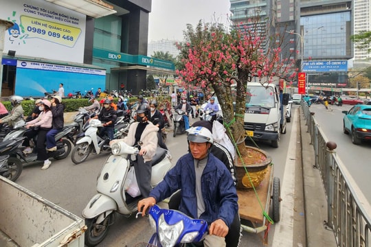Người Hà Nội chật vật với cảnh ùn tắc 'thâu đêm, suốt sáng' ngày cận Tết Nguyên đán