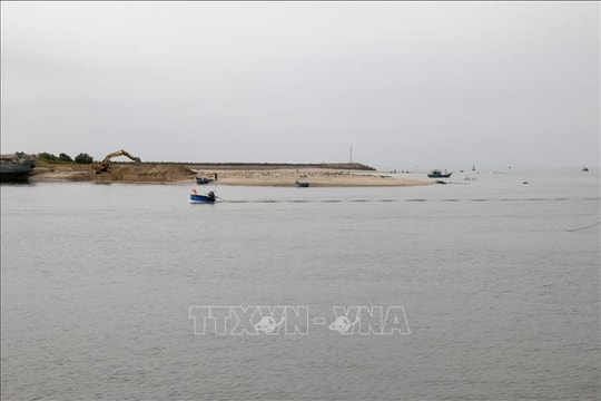 Khẩn trương hoàn thành nạo vét thông luồng cửa biển La Gi (Lâm Đồng)