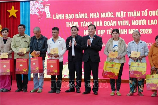 Phó Chủ tịch Quốc hội Nguyễn Khắc Định thăm, tặng quà Tết tại Khánh Hòa