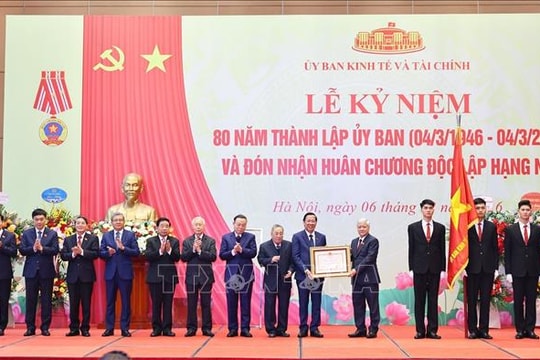 Ủy ban Kinh tế và Tài chính của Quốc hội đón nhận Huân chương Độc lập hạng Nhì