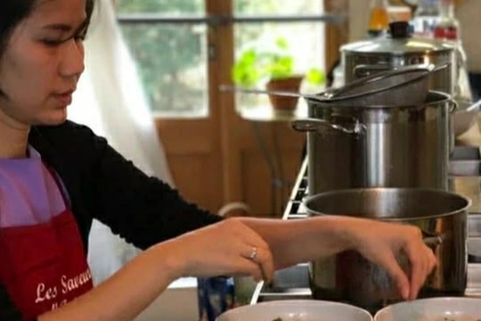 Người phụ nữ Việt mang phở, bún bò qua Thuỵ Sĩ bán nửa triệu đồng 1 bát