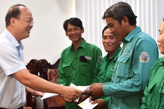 Công nhân, người lao động cảm kích nhận quà Tết sum vầy