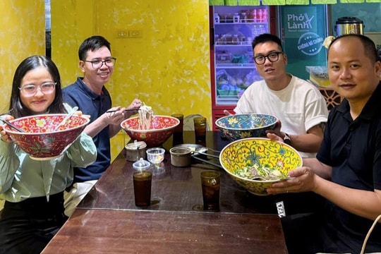 Khách ăn phở đựng trong chiếc bát sứ Bát Tràng ba triệu đồng