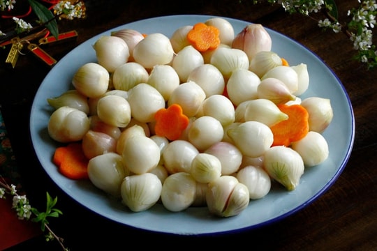 Mẹo muối dưa hành giòn lâu, không nổi váng