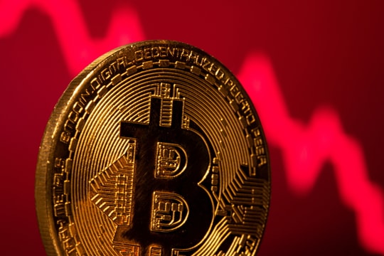 Bitcoin bị bán tháo, thủng mốc 70.000 USD