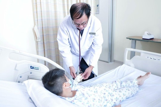 Bé 7 tuổi tiểu ra máu do viêm đường tiết niệu