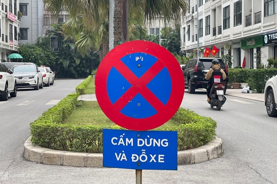 Đường trước nhà không được dừng đỗ, taxi đến đón có bị 'phạt nguội' không?