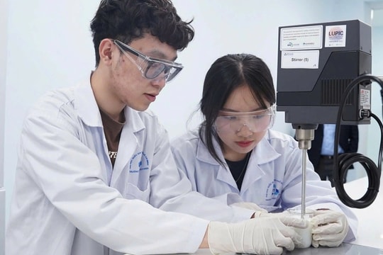 Đưa tiến sĩ ra khỏi 'tháp ngà' để tránh tụt hậu