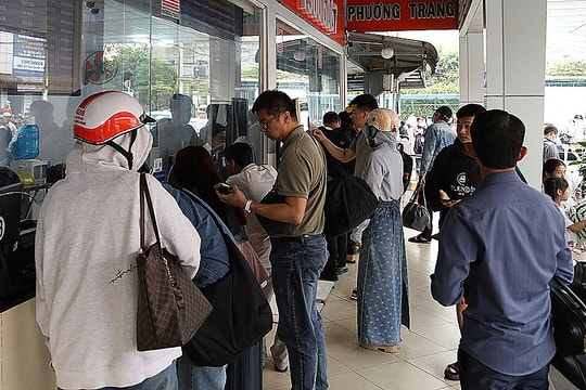 Vé tàu, xe Tết khan hiếm dù giá tăng cao