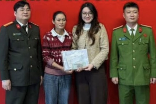 Nhặt túi xách chứa hơn 1,4 tỷ đồng khi quét rác