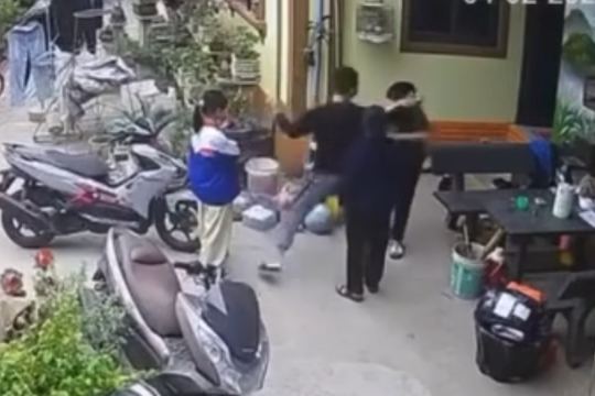 Phụ huynh tới nhà đánh bạn của con