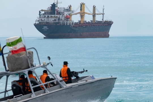Iran bắt hai tàu dầu nước ngoài trên Vịnh Ba Tư