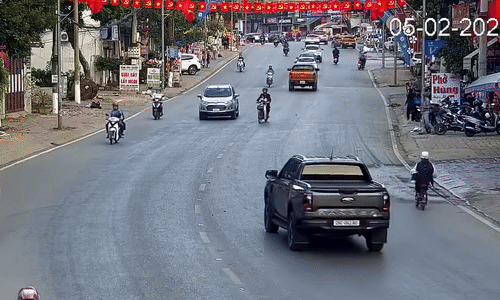 Người phụ nữ lái xe máy lao đầu vào ôtô