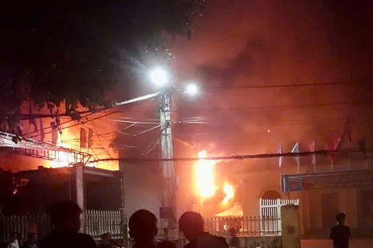 Cháy lớn ở xưởng mây tre rộng hàng nghìn m2 ngoại thành Hà Nội