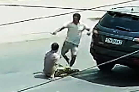 Lái xe bán tải đánh chết người bị khởi tố thêm tội giết người