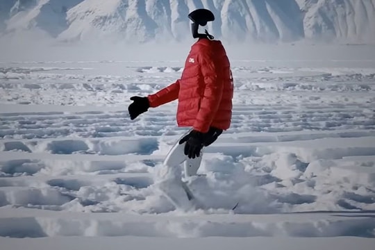 Robot hình người đầu tiên đi bộ 130.000 bước trong tuyết