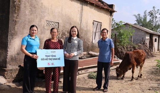 Trao mô hình sinh kế, giúp người bị mua bán trở về tái thiết cuộc sống