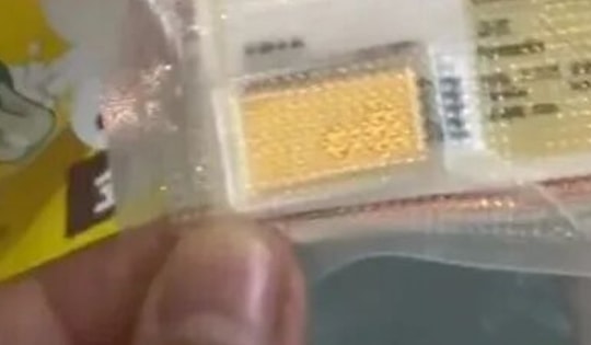 Đói bụng mua mì ăn, cô gái sốc nặng khi thấy vàng thật bên trong