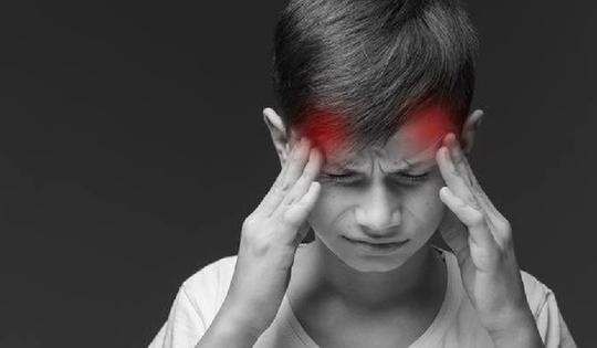 Đi chơi cầu lông về, bé trai 10 tuổi đột quỵ