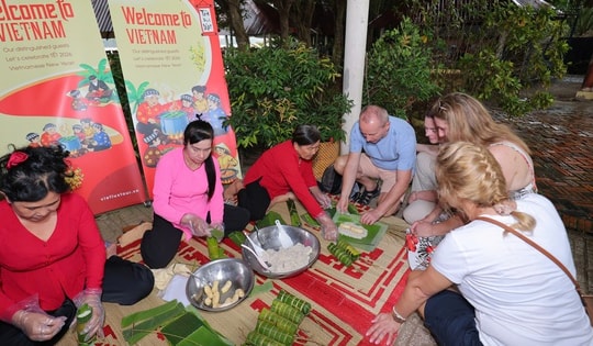Du khách nước ngoài hào hứng với Tết Việt