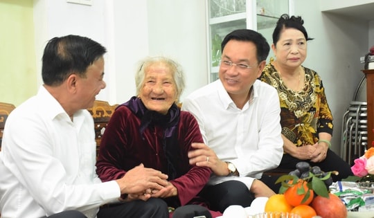 Thường trực Ban Bí thư Trần Cẩm Tú thăm, chúc Tết tại Đà Nẵng