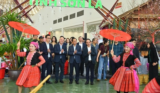 Phó Thủ tướng trải nghiệm không gian Hội chợ Mùa Xuân