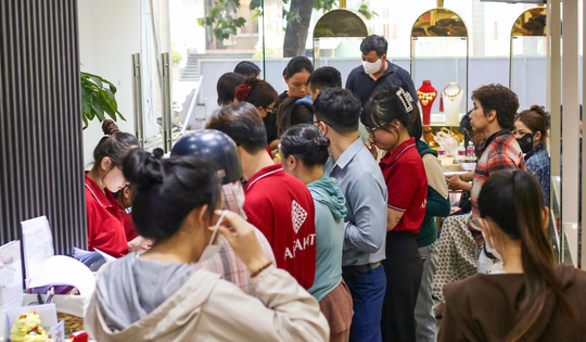 Rút tiền tiết kiệm mua bạc, người đàn ông ở TPHCM lỗ hơn 200 triệu đồng chỉ trong 1 tuần