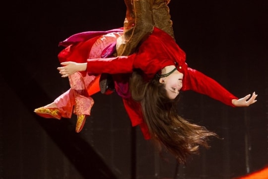 Đằng sau màn biểu diễn vấp tranh cãi của Hòa Minzy