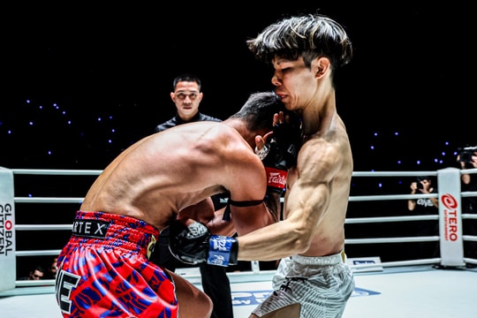 Chỉ mất 53 giây, nhà vô địch Nhật Bản đấm gục võ sĩ muay Thái