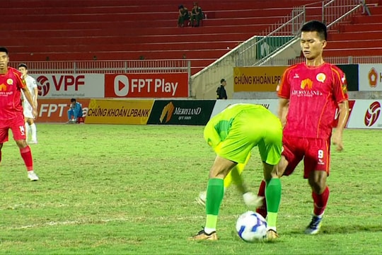 Thủ môn mắc sai lầm độc lạ ở giải Hạng Nhất