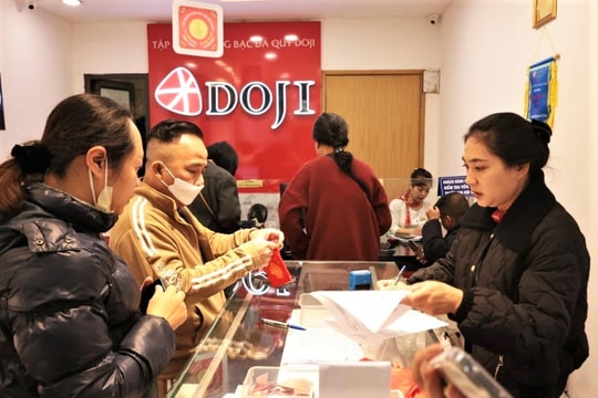 Giá vàng tăng giảm khó lường, chuyên gia cảnh báo rủi ro mua 'vàng giấy'