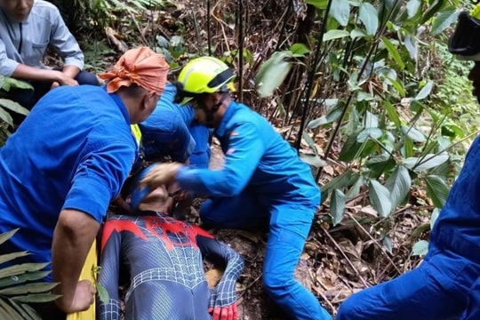 Mặc đồ người nhện leo núi, người đàn ông rơi từ độ cao 20m ở Malaysia