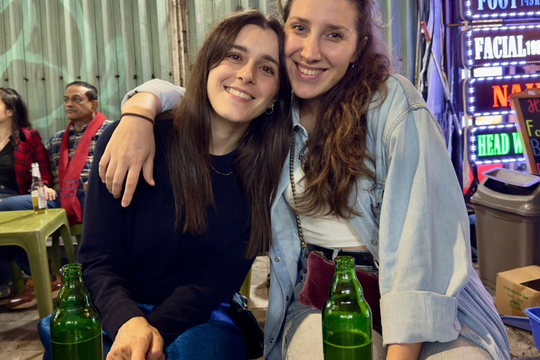 Một ngày ở Hà Nội, khách Tây chi tiêu tiết kiệm hết 690.000 đồng và khen rẻ