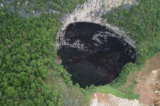 Thực hư vụ nhóm khách đứng gần lan can bỗng rơi xuống hố sụt ở Việt Nam?