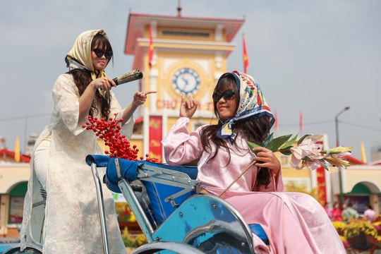 Người trẻ đổ đến check in diện mạo mới chợ Bến Thành